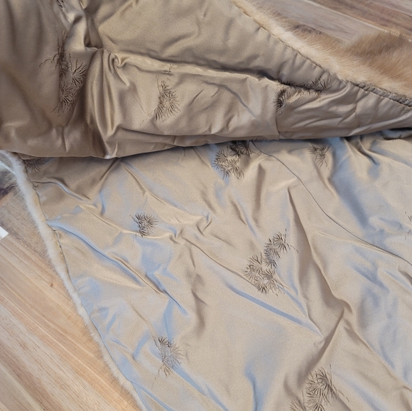 MINK CAPE ON SALE!! FIRM PRICE😍 - Picture 7 of 7